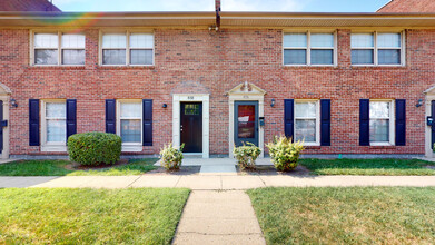 Roseland Townhomes in Hampton, VA - Building Photo - Building Photo