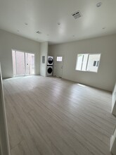 10334 Eldora Ave in Sunland, CA - Foto de edificio - Building Photo