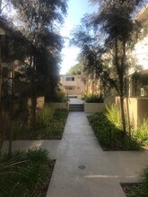 11915 Burbank Blvd in Valley Village, CA - Foto de edificio - Building Photo