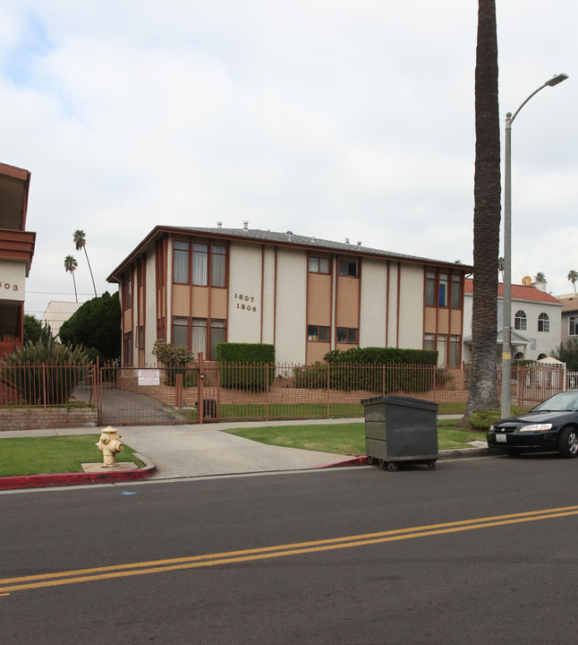 1807 Winona Blvd in Los Angeles, CA - Building Photo