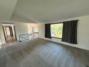 869 Meadowlawn Dr SE in Salem, OR - Building Photo - Building Photo