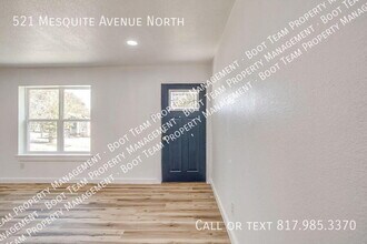 521 Mesquite Ave N in Crowley, TX - Foto de edificio - Building Photo