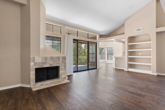 Waters Edge Apartment Homes in Georgetown, TX - Foto de edificio - Building Photo