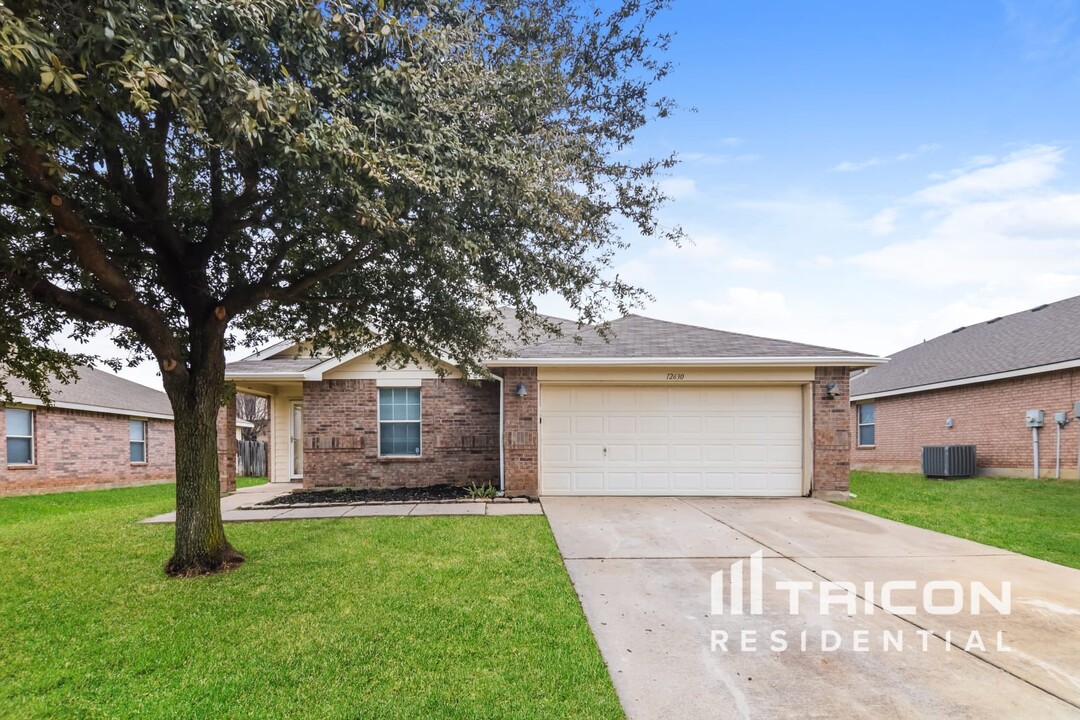 12630 Carpenter Ln in Rhome, TX - Building Photo