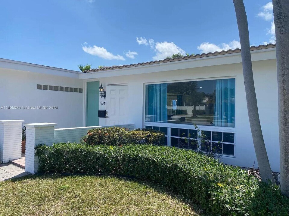 5941 NE 21st Ln in Fort Lauderdale, FL - Foto de edificio