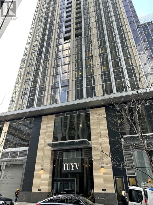 11-1611 Yorkville Ave in Toronto, ON - Building Photo