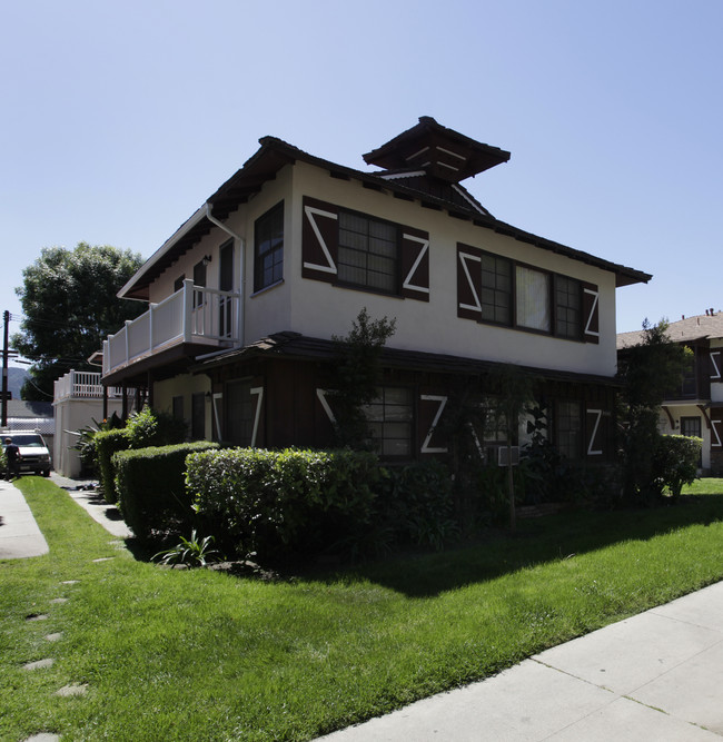 2808 W Clark Ave in Burbank, CA - Foto de edificio - Building Photo