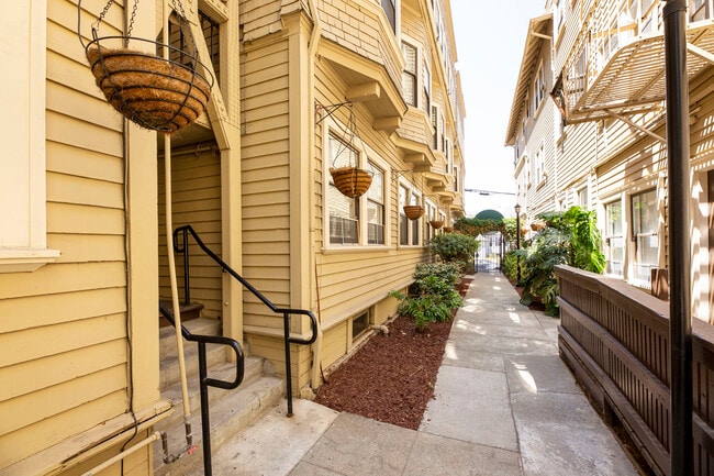 Vue De Lac Apartments in Oakland, CA - Building Photo - Building Photo