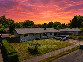 1745 NW Garryanna St in Corvallis, OR - Building Photo