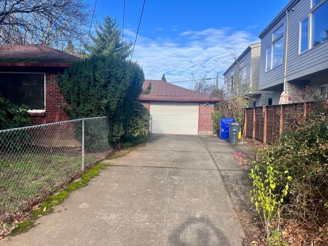 7643 SE Alder St in Portland, OR - Building Photo - Building Photo