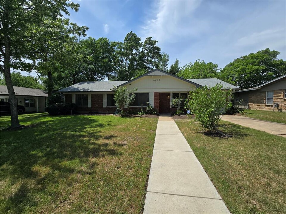 6218 Brookside Dr in Austin, TX - Foto de edificio