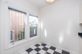 421 Van Dyke in Oakland, CA - Foto de edificio - Building Photo