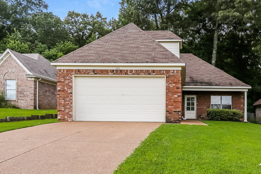 225 Garden Springs Dr in Oakland, TN - Building Photo