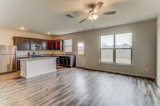 240 Micah Ln in Ferris, TX - Foto de edificio - Building Photo