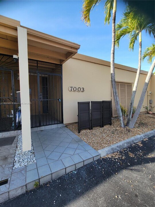 7003 Crown Gate Ct in Miami Lakes, FL - Building Photo