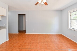 7126 Kings Dr in Baytown, TX - Building Photo - Building Photo