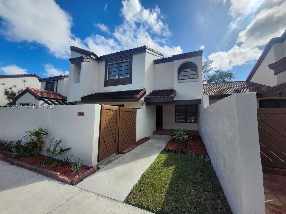 12396 SW 94th Ln in Miami, FL - Building Photo