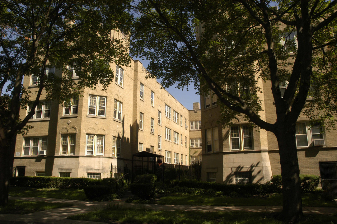 2724 W Lunt Ave in Chicago, IL - Building Photo