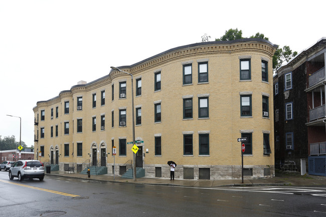 102-113 Talbot Ave in Dorchester, MA - Foto de edificio - Building Photo