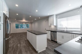 129 E Loop Dr in Camarillo, CA - Building Photo - Building Photo