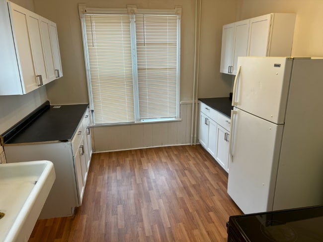 property at 302 E Walnut St