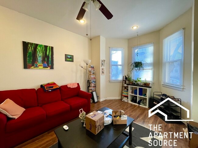 1921 N Francisco Ave, Unit 1 in Chicago, IL - Foto de edificio - Building Photo