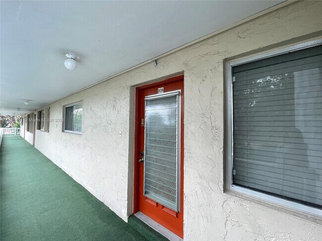 3571 Inverrary Dr in Lauderhill, FL - Building Photo - Building Photo