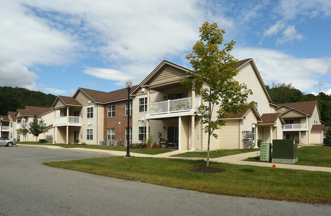 Split Rail in Gansevoort, NY - Foto de edificio - Building Photo