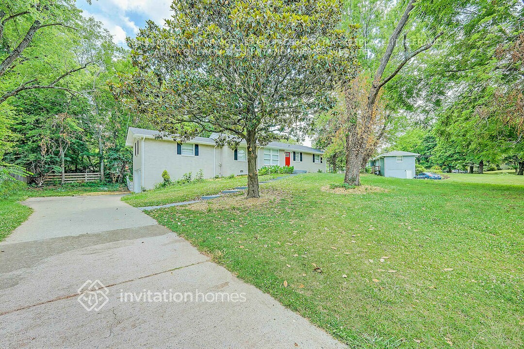 562 Whispering Hills Dr in Nashville, TN - Building Photo