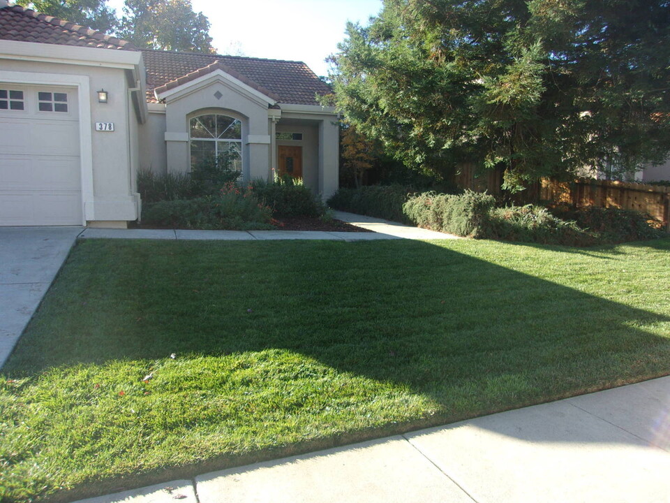 378 Sun Valley Way in Vacaville, CA - Foto de edificio