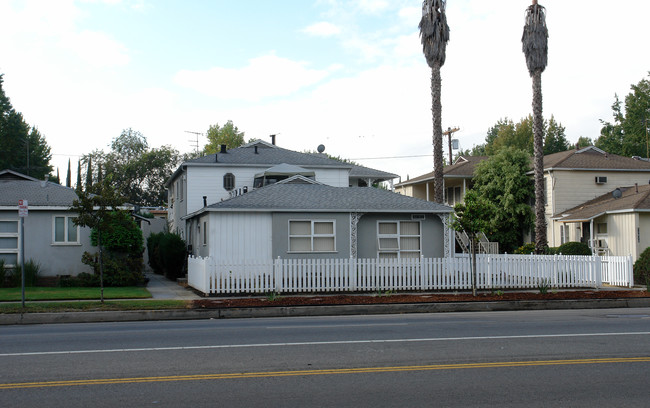 13804 Burbank Blvd in Van Nuys, CA - Building Photo - Building Photo