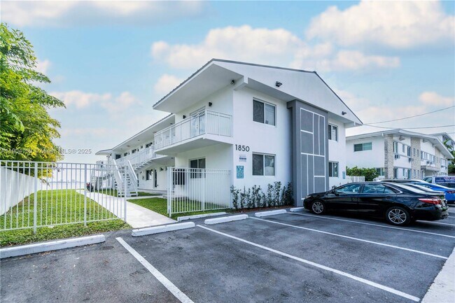 1850 S Treasure Dr in North Bay Village, FL - Building Photo - Building Photo