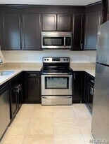 235 B Manorhaven Blvd in Sands Point, NY - Building Photo