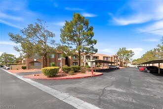 2101 Blue Breeze Dr in Las Vegas, NV - Building Photo - Building Photo
