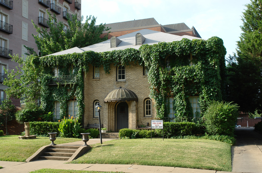 Prescott Arms in Dallas, TX - Building Photo