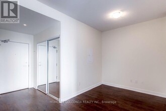 121-121 McMahon Dr in Toronto, ON - Building Photo - Building Photo