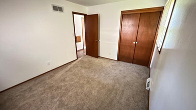 4270 S 68th St, Unit Lower in Greenfield, WI - Building Photo - Building Photo