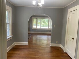 930 Dixie Ave in Florence, AL - Building Photo