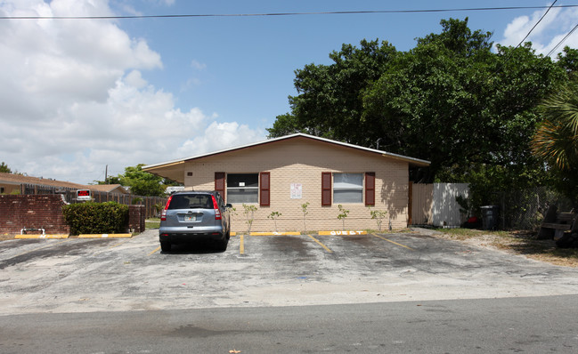 841 SW 10th St in Pompano Beach, FL - Foto de edificio - Building Photo