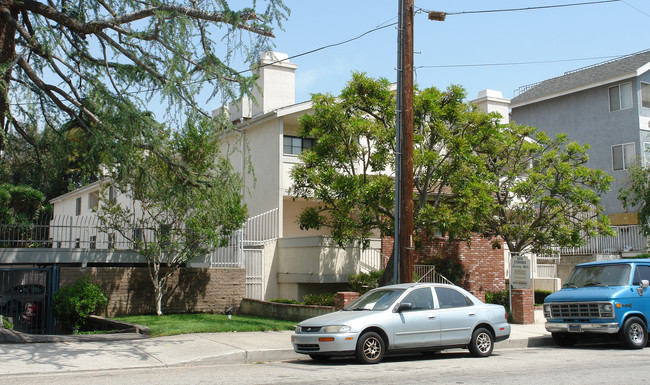 8810 Etiwanda Ave in Northridge, CA - Building Photo - Building Photo