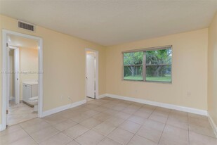 4215 N University Dr, Unit 211 in Sunrise, FL - Building Photo - Building Photo