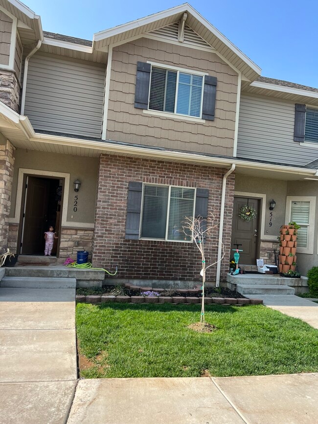 490 E 700 S, Unit 520 in Clearfield, UT - Foto de edificio - Building Photo