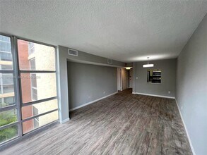 210 172nd St, Unit 234 in Sunny Isles Beach, FL - Foto de edificio - Building Photo