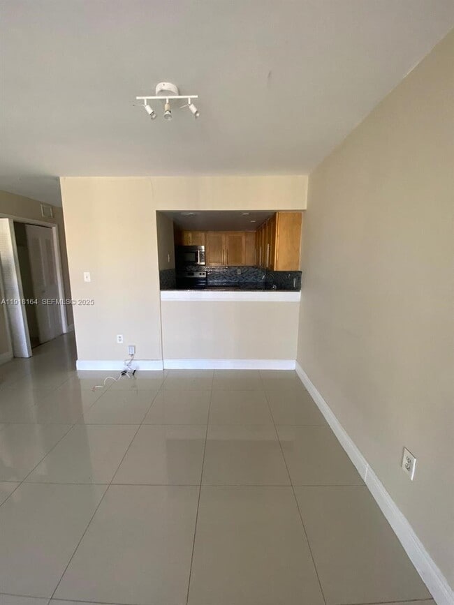 6970 NW 186th St in Hialeah, FL - Building Photo - Building Photo