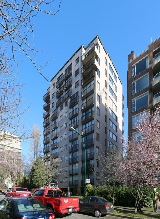 1875 Robson St in Vancouver, BC - Building Photo