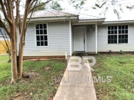 305 W Peachtree Ave in Foley, AL - Building Photo