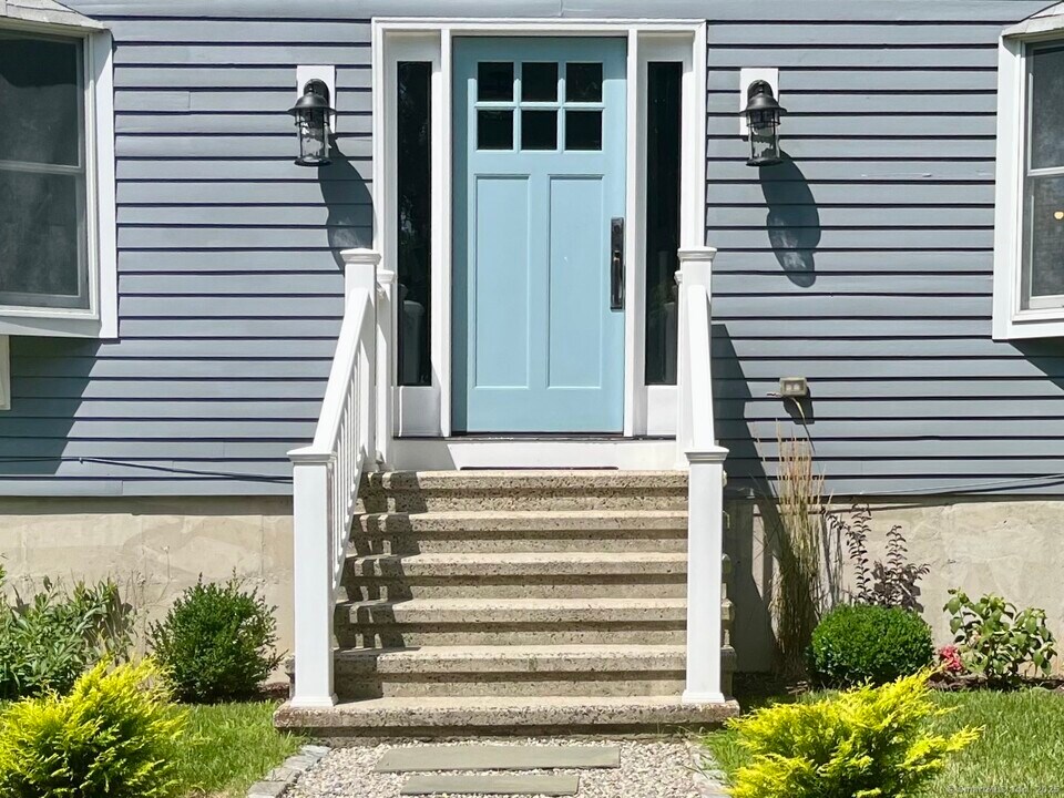 15 Old Witch Ct in Norwalk, CT - Building Photo
