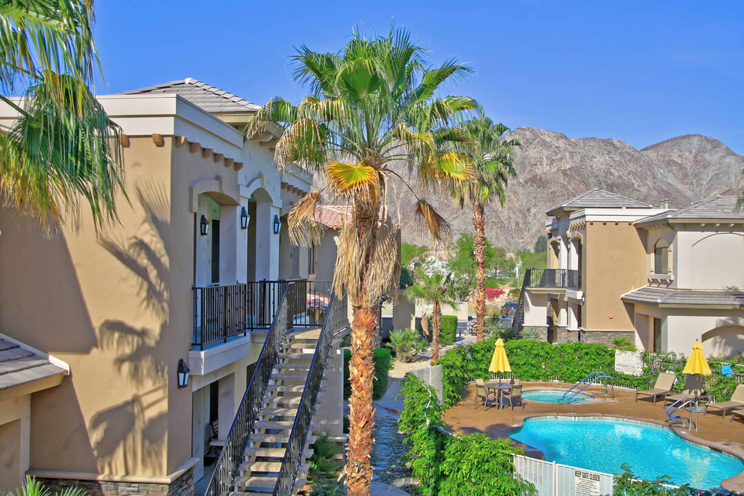 50630 Santa Rosa Plz in La Quinta, CA - Foto de edificio