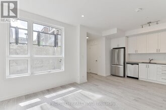 16 Lytham Grn Cir in Newmarket, ON - Building Photo - Building Photo