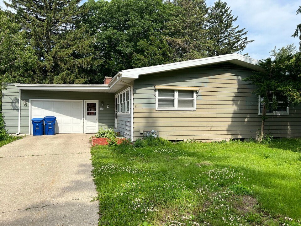 575 Normal Rd in Dekalb, IL - Building Photo